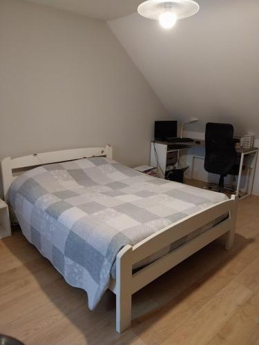 une chambre avec un lit, un bureau et une chaise dans l'établissement Maison Marinette, à La Turballe