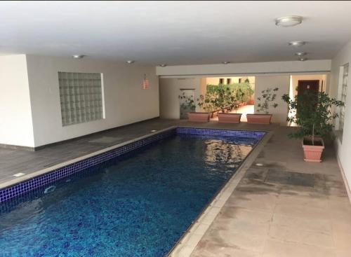 - une grande piscine d'eau bleue dans une maison dans l'établissement Badr alqurm, à Wuţayyah