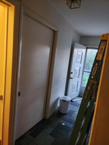 ein Zimmer mit einer Tür und einer Tür mit einem Mülleimer in der Unterkunft Country setting in Dover
