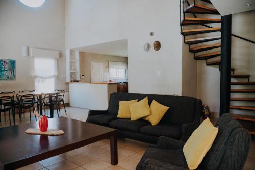 una sala de estar con un sofá y una mesa en Casa de Campo:4 Habitaciones con piscina y quincho, en Ciudad Lujan de Cuyo
