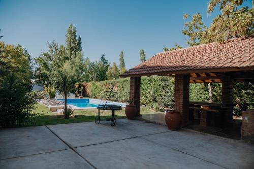 un patio con cenador y piscina en Casa de Campo:4 Habitaciones con piscina y quincho, en Ciudad Lujan de Cuyo