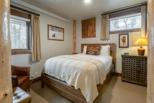 Una cama o camas en una habitación de Bentwood Inn