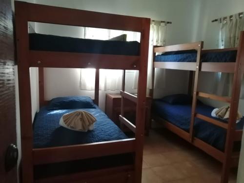 1 dormitorio con 2 literas con sábanas azules en Hermoso apartamento de playa en perla marina Sosua - Cabarete, en Sosúa