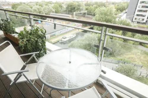 Balkón alebo terasa v ubytovaní Bedroom & dedicated workspace in spacious flat