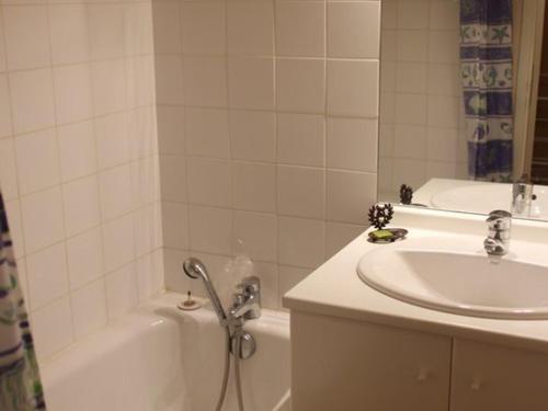 モダーヌにあるAppartement Modane, 2 pièces, 4 personnes - FR-1-265-114のバスルーム(洗面台、バスタブ、トイレ、シャワー付)