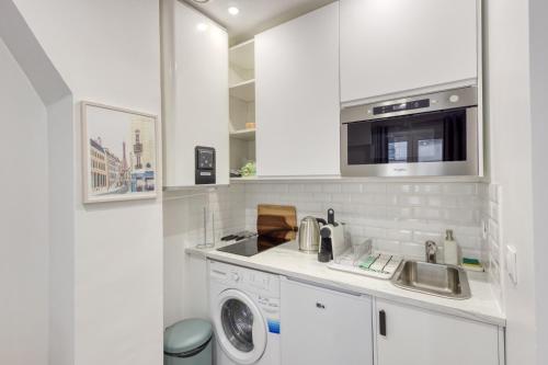 une cuisine blanche avec un évier et une machine à laver dans l'établissement Le Balcon de l'Opéra I Studio Cozy, à Paris