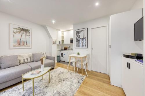 un salon avec un canapé et une table dans l'établissement Le Balcon de l'Opéra I Studio Cozy, à Paris