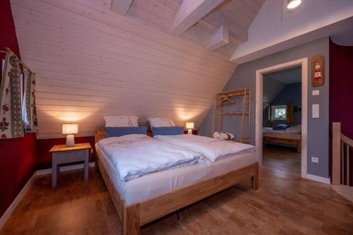 1 dormitorio con 1 cama grande en una habitación en Ferienhaus Luv, en Pellworm