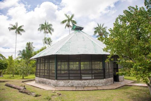 een paviljoen in een park met palmbomen bij Casa Finca Villa Laura in Leticia