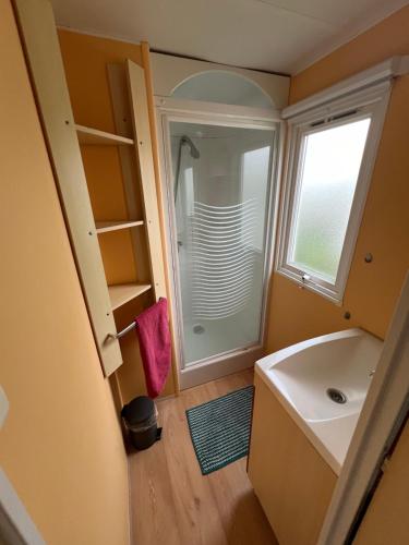 Koupelna v ubytování GRAIN DE SABLE - Mobil Home climatisé 5 pers - vue mer - Le Portel