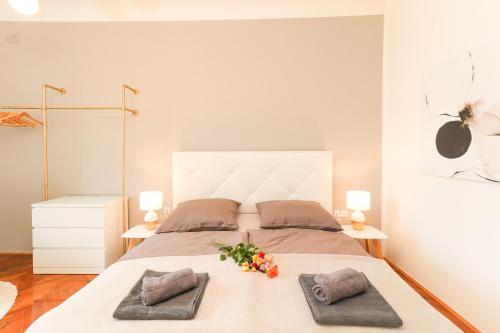 ein Schlafzimmer mit einem großen Bett mit zwei Kissen in der Unterkunft Luxury Suite Rijeka Center in Rijeka