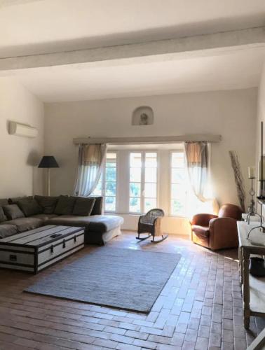 un salon avec un canapé et une table dans l'établissement Charming Village House with Swimming Pool, au Plan-de-la-Tour