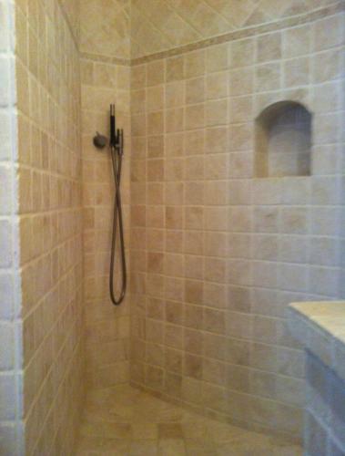 La salle de bains carrelée est pourvue d'une douche avec un tuyau. dans l'établissement Charming Village House with Swimming Pool, au Plan-de-la-Tour