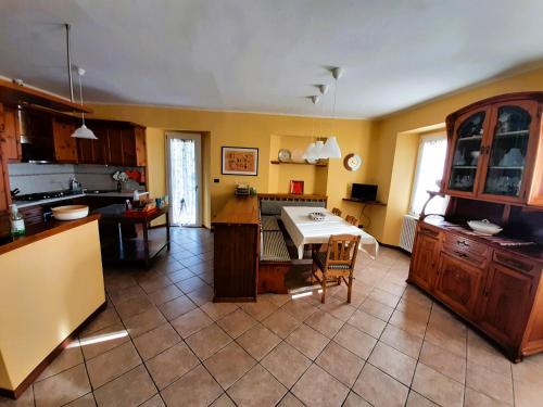 een keuken met een tafel en een eetkamer bij Appartamento Cechouse a Traona in Traona