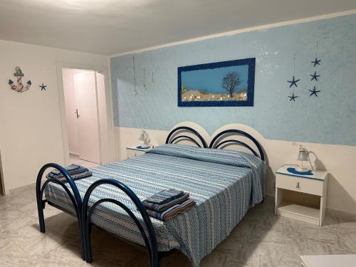 ガリポリにあるAppartamento Girasoliの青い壁のベッドルーム1室
