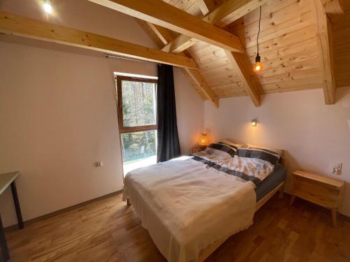 a bedroom with a bed and a large window at PIEPRZ i Wanilia - Kopalino dom z widokiem na las 3 pokoje taras parking WiFi - Pieprz in Kopalino