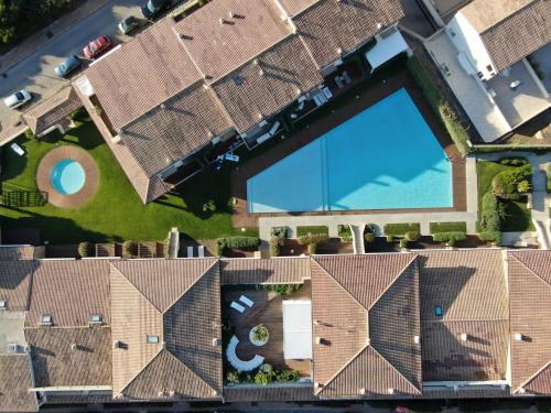 vista sul tetto di una casa con piscina di La Sciumara Resort Palau a Palau