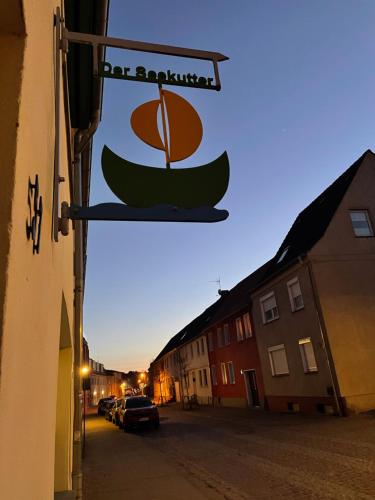 una señal en el lateral de un edificio en Ferienhaus Seekutter mit eigenem Seezugang en Malchow