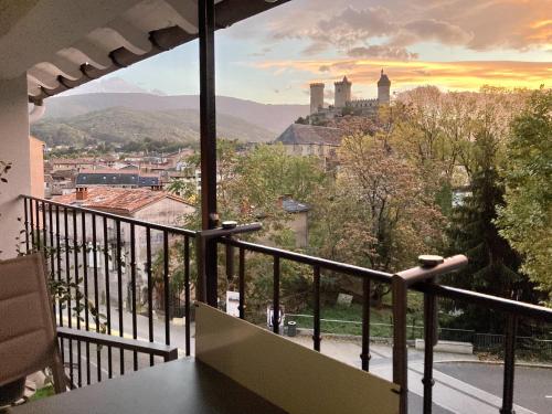 uma varanda com vista para a cidade em Studio Le Roof - Une vue splendide - Petit déjeuner inclus 1ère nuit - AUX 4 LOGIS em Foix