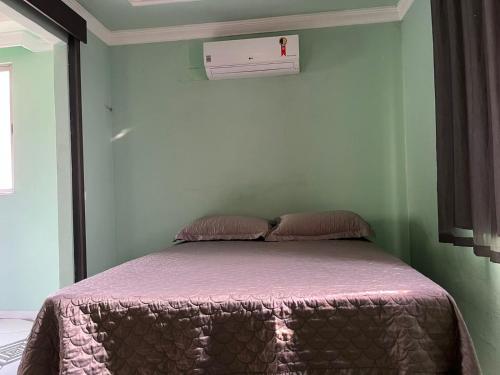 Ένα ή περισσότερα κρεβάτια σε δωμάτιο στο Apartamento centro de Cuiabá