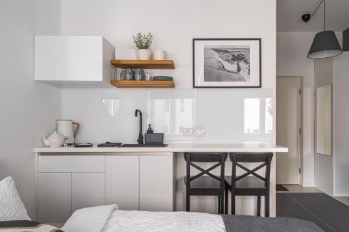 Elegant and Quiet Studio near Park with Elevator and AC, 9 min walk to Riga Old Town