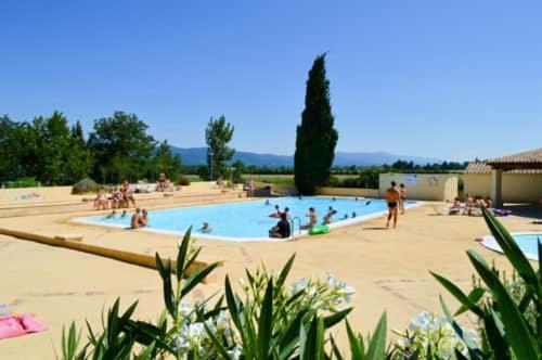 Photo de la galerie de l'établissement Location à la semaine Mobil-home 6 personnes dans Camping en Provence, à Mallemort