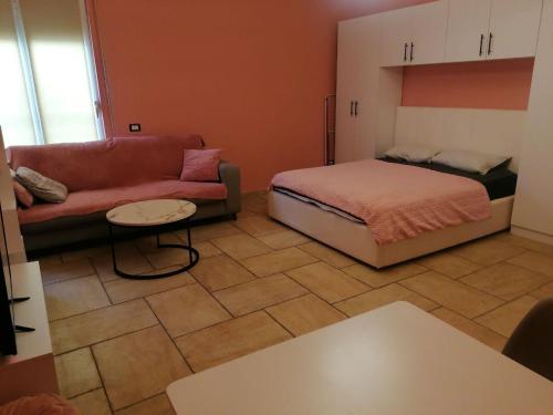 Llit o llits en una habitació de Апартаменты у моря