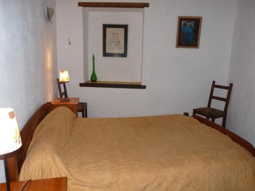 - une chambre avec un lit, deux chaises et une lampe dans l'établissement a l'ombre des micocouliers, à Sorède