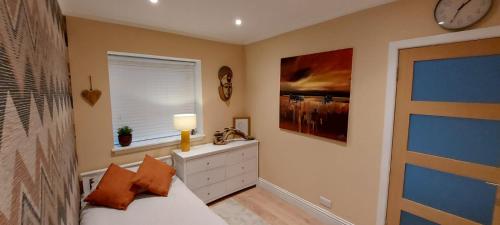 1 dormitorio con cama, ventana y vestidor en Lovely 2 bedroom apartment in Fife, en Fife