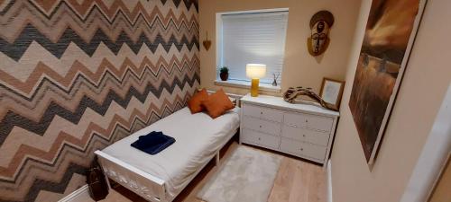 Dormitorio pequeño con cama y lavamanos en Lovely 2 bedroom apartment in Fife, en Fife