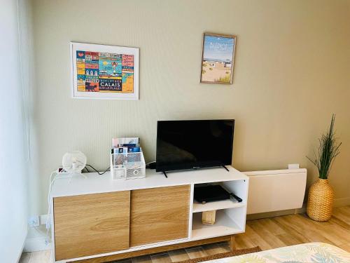 TV a/nebo společenská místnost v ubytování Côte & Mer. Studio 3 personnes bord de mer