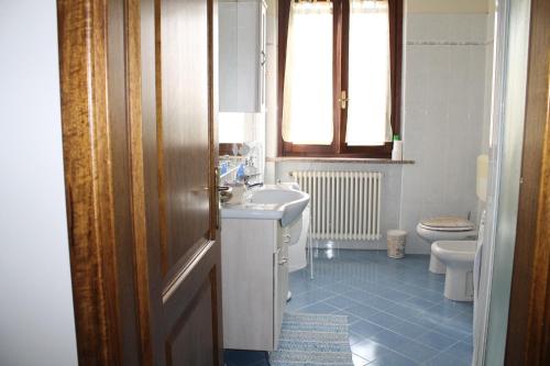 La salle de bains est pourvue d'un lavabo et de toilettes. dans l'établissement B&B La casa in campagna, à Fidenza