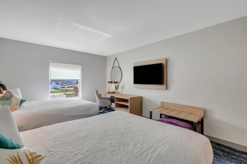 a hotel room with two beds and a desk at The Kingston in Savannah