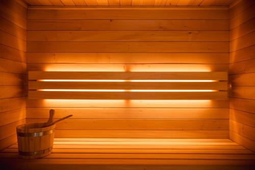 a sauna with a bucket in the middle at Hôtel de la Roche in Beaufort