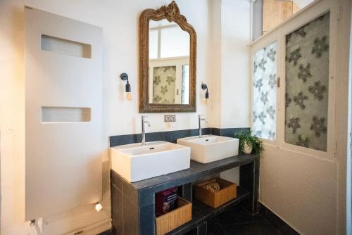 ein Badezimmer mit 2 Waschbecken und einem Spiegel in der Unterkunft Loft branché dans le quartier le plus tendance de Paris in Paris
