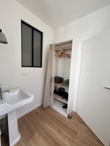 une salle de bain avec un lavabo et un miroir dans l'établissement Le Baraban : Cocon hypercentre, à Saint-Étienne