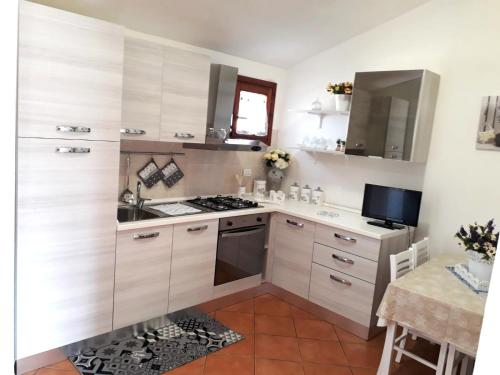 Cucina o angolo cottura di MARINA OF OLBIA APARTMENT iun r3714