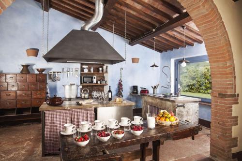 una cocina con una mesa con tazones de fruta. en B&B - Podere Monti, en Montepulciano