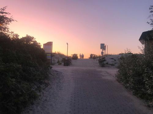 een onverharde weg met de zonsondergang op de achtergrond bij der Strandkater OG DG Priemer GM 69667 in Müritz