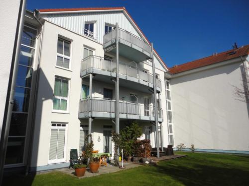 ein Mehrfamilienhaus mit Balkonen an der Seite in der Unterkunft Ferienwohnung Strandstraße, Haberland in Müritz