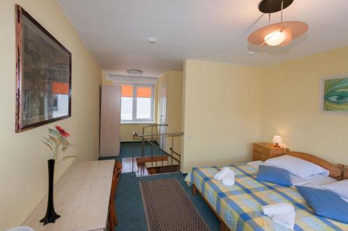 Habitación de hotel con 2 camas y escalera en Info Hotel Apartments, en Palanga