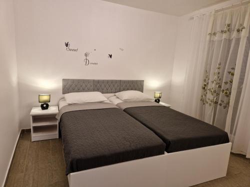 - une chambre avec un grand lit et 2 tables de chevet dans l'établissement Holiday Home Gabriela, à Sukošan
