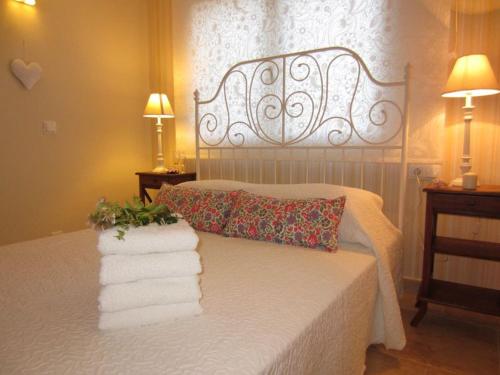 a bedroom with a bed with towels on it at Villa Montgó in L'Escala