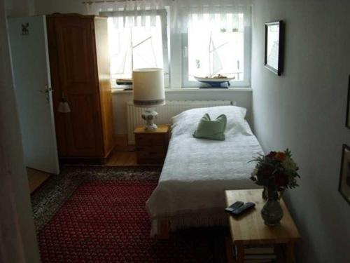 una camera con letto, tavolo e finestra di Waldesruh Lange GM 69501 a Graal