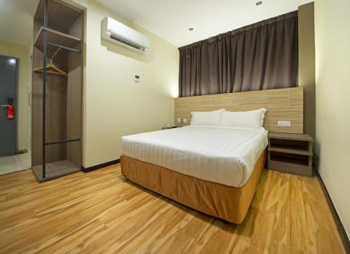 ein Schlafzimmer mit einem großen Bett in einem Zimmer in der Unterkunft U Design Hotel Bukit Mertajam in Bukit Mertajam