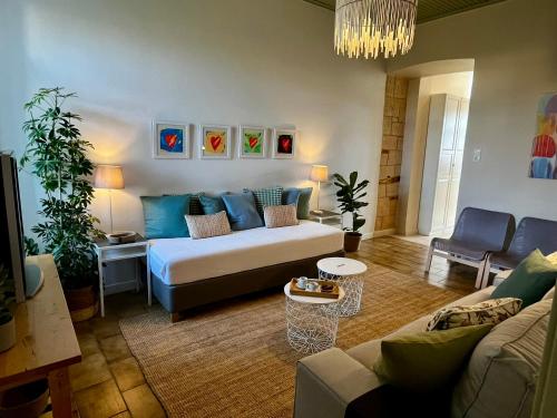 uma sala de estar com uma cama e um sofá em Aegina Town Home em Egina