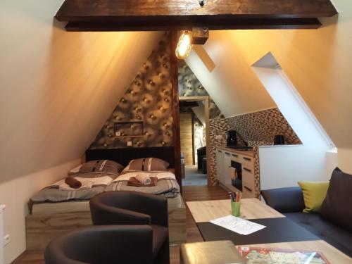een kamer met 2 bedden en een tafel bij Seenlandoase Reppist in Senftenberg
