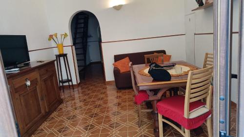 a living room with a table and chairs and a television at Casa Mafalda in Aradeo
