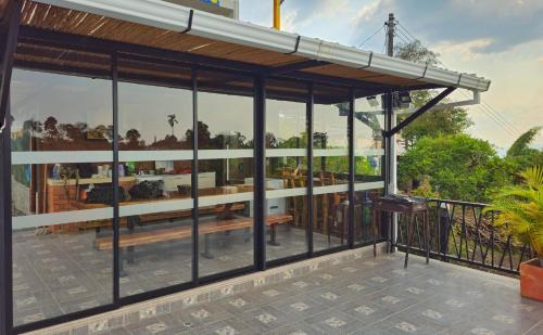 um edifício com grandes janelas de vidro numa varanda em Villa Susana em Filandia