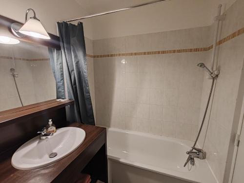 a bathroom with a sink and a toilet and a tub at Studio Disneyland Paris 10min/Val d'Europe 5min/Wifi/TV in Montévrain